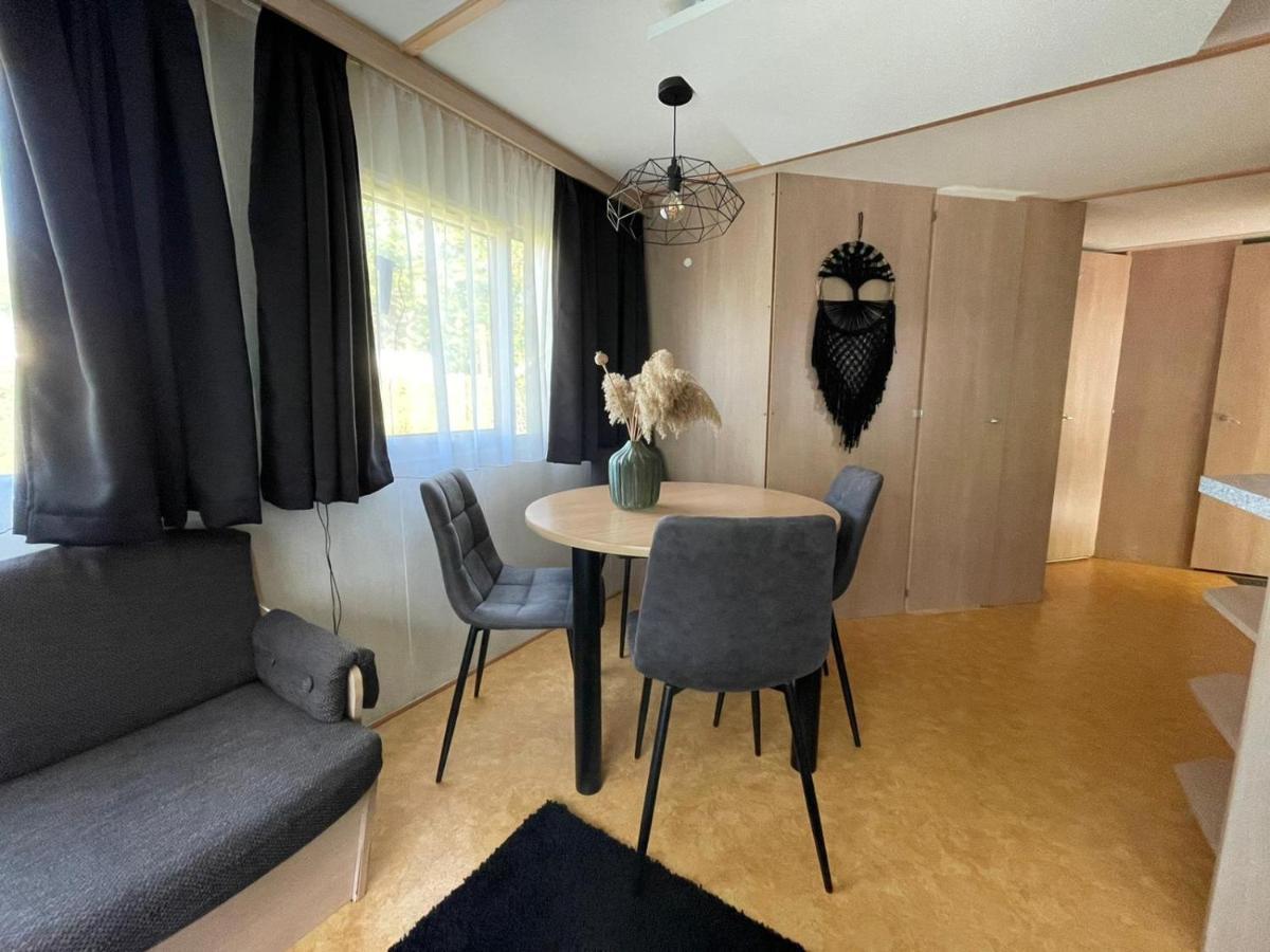 Chalet 'T Rijsterbos Op Camping Met Zwembad! Βίλα Εξωτερικό φωτογραφία